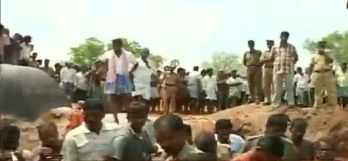 600 அடி குழியில் தவறி விழுந்த சிறுமியை மீட்க போராட்டம் (படங்கள்)