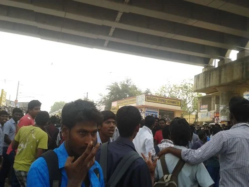 வேப்பம்பட்டில் ஓடும் ரயிலில் மாணவன் பலி: டிக்கெட் பரிசோதகரை கைது செய்யக் கோரி மாணவர்கள் மறியல்!