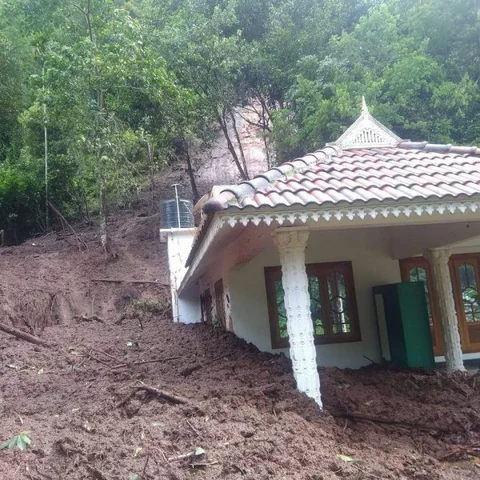 மூணாரில் கடும் நிலச்சரிவு! போக்குவரத்து துண்டிப்பு; வீடுகள், கடைகள் சேதம்
