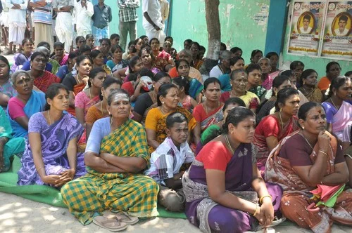 போலீஸை கண்டித்து ராமேஸ்வரத்தில் கடையடைப்பு, உண்ணாவிரதம் (படங்கள்)