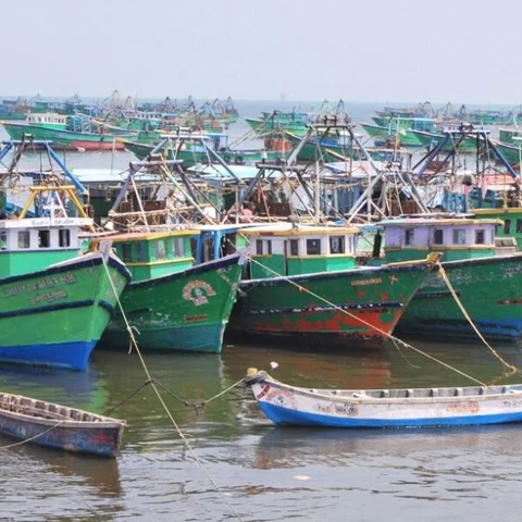 கச்சதீவு அருகே மீன்பிடித்த தமிழக மீனவர்கள் சிறை பிடிப்பு