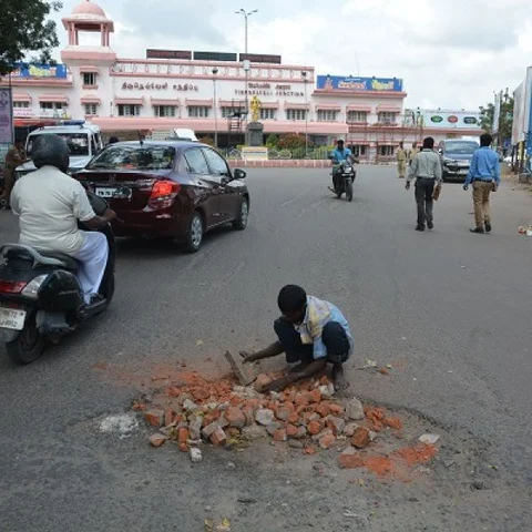 ``எனக்கு யாரும் உதவ முன்வரவில்லை'' - மனிதாபிமான செயலில் ஈடுபட்ட வாலிபர் உருக்கம்