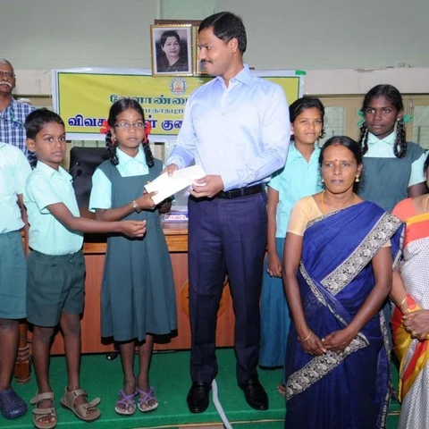 கஜா நிவாரணத்துக்கு சேமிப்புப் பணத்தைக் கொடுத்த அரசுப் பள்ளி மாணவர்கள்! #CycloneGaja