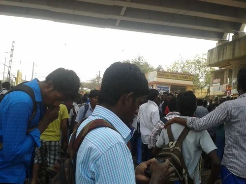 வேப்பம்பட்டில் ஓடும் ரயிலில் மாணவன் பலி: டிக்கெட் பரிசோதகரை கைது செய்யக் கோரி மாணவர்கள் மறியல்!