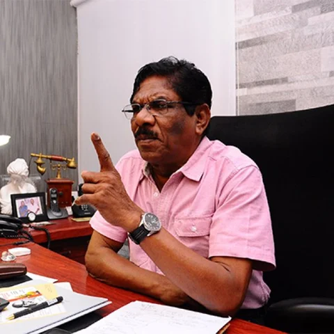 ``எங்களை ஆயுதம் எடுக்க வைக்காதீர்கள்..!” வைரமுத்துவுக்கு ஆதரவாகப் பாரதிராஜா ஆவேசம்