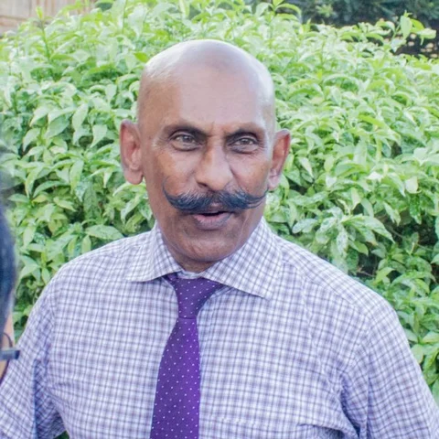 `எனக்கு விஐபி வழி வேண்டாம்!' - வரிசையில் நின்று தரிசனம் செய்த பொன்.மாணிக்கவேல்