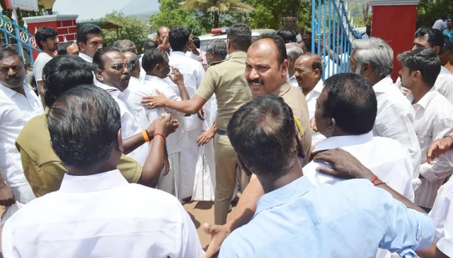 காரில் பணப்பட்டுவாடா செய்த அ.தி.மு.க-வினர்; பொறிவைத்துப் பிடித்த தி.மு.க-வினர்! - நீலகிரி தேர்தல் கலாட்டா