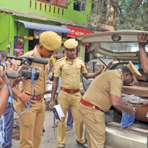 தள்ளிப் போகுமா இடைத்தேர்தல்? டெல்லியில் இன்று அவசர ஆலோசனை