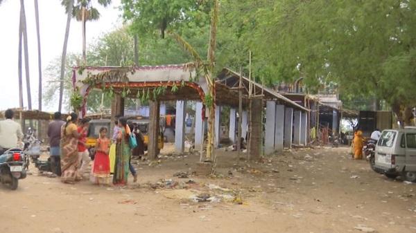 கோயில் விழாவில் மிரண்ட யானை தூக்கி வீசியதில் பூ விற்கும் பெண் பலி!