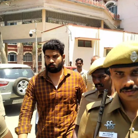 `ஒரு மாதமாக தலைமறைவு!'- பொள்ளாச்சி பாலியல் வழக்கில் சரணடைந்த மணிவண்ணன்!