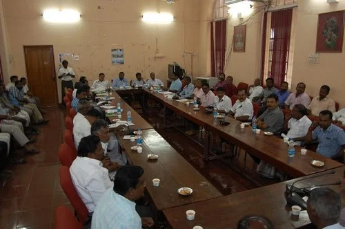 செல்லூர் கண்மாயில் புதிய கால்வாய் கட்டுவதற்கு மக்கள் எதிர்ப்பு!