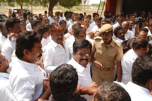 பிடிவாரண்ட் எதிரொலி: நெல்லை கோர்ட்டில் விஜயகாந்த் ஆஜர் (படங்கள்)