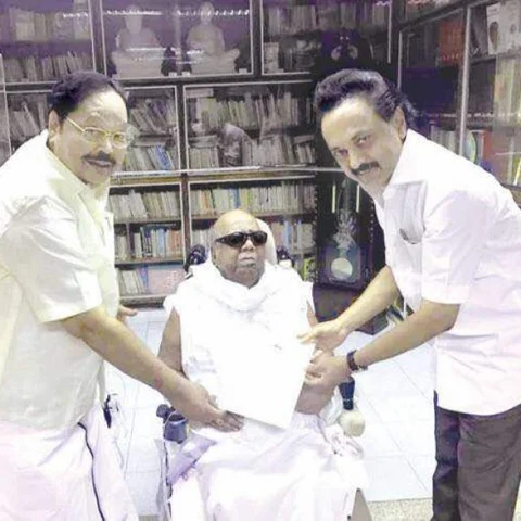 வைர விழா அழைப்பிதழ்: கருணாநிதியிடம் நேரில் வழங்கிய ஸ்டாலின்