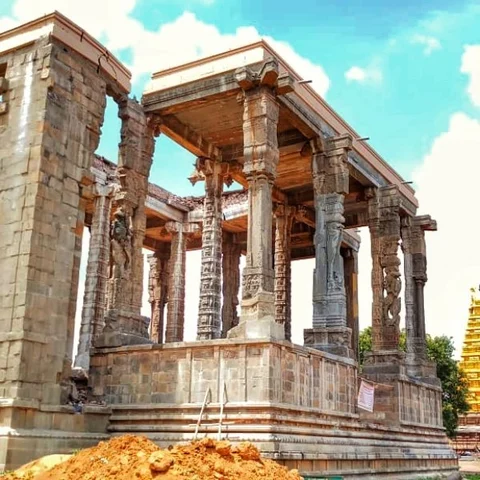 200 ஆண்டு பழைமையான ஊஞ்சல் மண்டபம் விழுந்தது! உயிர் தப்பிய பக்தர்கள்
