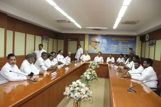 ``மாபெரும் மனிதச் சங்கிலிப் போராட்டம்” தி.மு.க தலைமையில் நடந்த அனைத்துக்கட்சி கூட்டத்தில் தீர்மானம்!