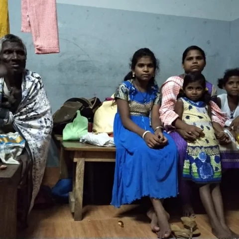 "இதுதாம்மா என் பென்ச்..!" - கேரளாவில் மகள் பள்ளிக்குள் ஒரு காட்சி #SpotVisit #KeralaFloods