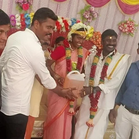 புது மாப்பிள்ளைக்கு பெட்ரோலை பரிசாக அளித்த நண்பர்கள்