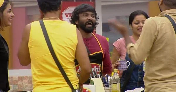 `தடவியலாளர்’ சினேகன் இஸ் பேக்... மிஸ் யூ ஓவியா! #BiggBossTamil2