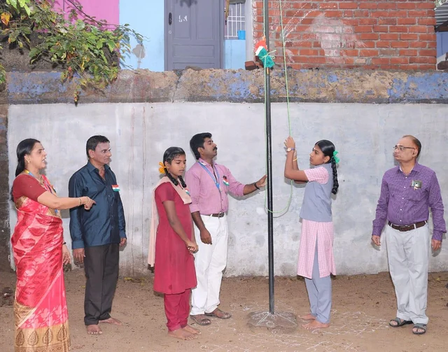 பள்ளி மாணவியை கொடியேற்ற வைத்து கவுரவித்த பள்ளி நிர்வாகம்!
