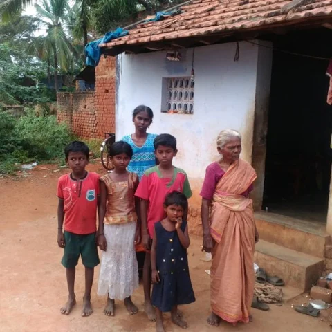 4 குழந்தைகள்... கண் தெரியாத தாய்... - கணவனால் கைவிடப்பட்ட நோயாளிப் பெண்ணுக்குக் கிடைத்த மனிதநேய உதவி