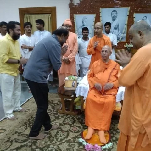 கொல்கத்தாவில் ஸ்வாமி ஸ்மரநந்தா மஹாராஜை சந்தித்த ரஜினி!