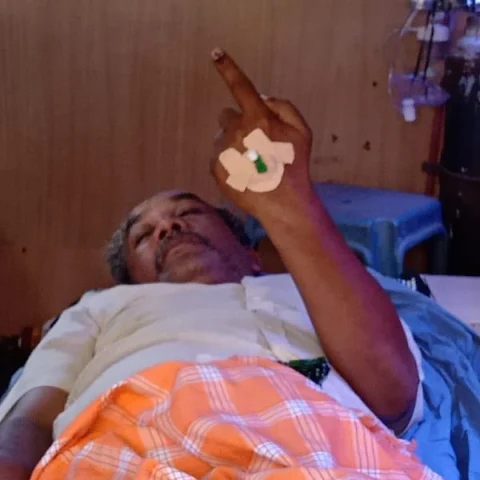 எழுந்து நடக்க முடியாத நிலையிலும் ஓட்டுப்போட வந்த அரசு பேருந்து நடத்துநர்! − தேனியில் நெகிழ்ச்சி சம்பவம்