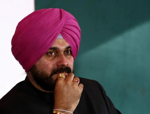 `சொல்வது ஒன்று; செய்வது ஒன்று!'- பெட்ரோல் விவகாரத்தில் மத்திய அரசைச் சாடும் அமைச்சர் சித்து