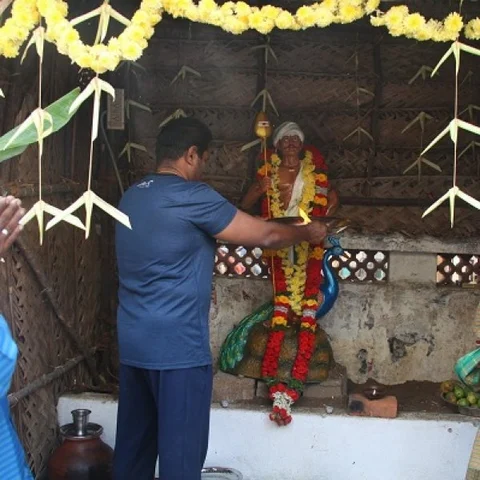 ``முருகன் என்னைப் படைத்தவன் அல்ல, என் பாட்டன்!'' - வைரல் படம் குறித்து விளக்குகிறார் சீமான்