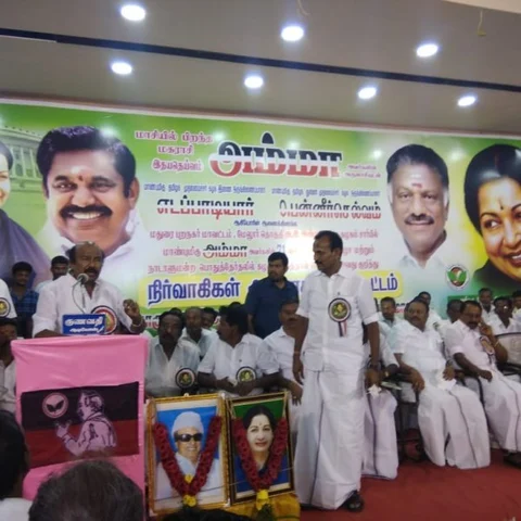 `18 எம்.எல்.ஏ-க்கள் ரோட்டில் பிச்சை எடுக்குறாங்க' - திண்டுக்கல் சீனிவாசன் மீண்டும் சர்ச்சை!