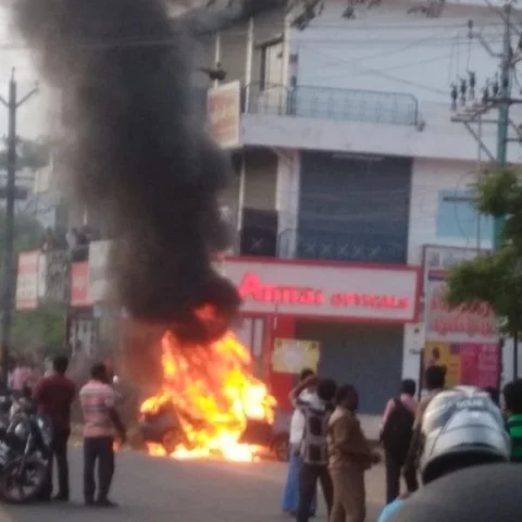 நெல்லையில் நடுரோட்டில் பற்றி எரிந்த சொகுசு கார்! - வாகன ஓட்டிகள் அதிர்ச்சி