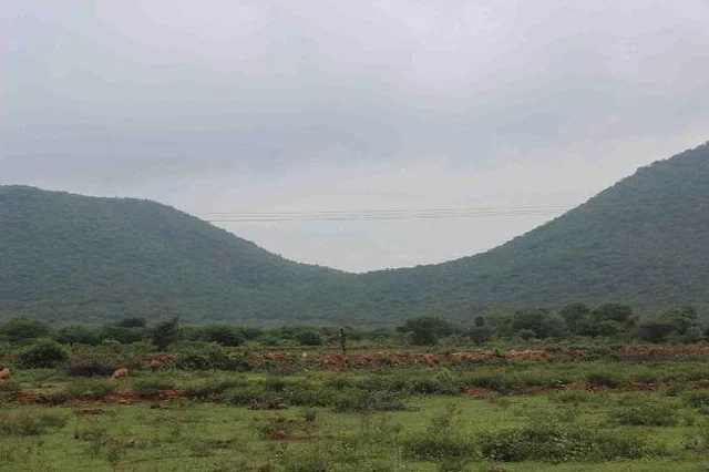 கடவூர் மலை கதவுக்கு இந்தப் பக்கம் திண்டுக்கல்; அந்தப் பக்கம் கரூர்! - செம த்ரில் ஸ்பாட்#MyVikatan