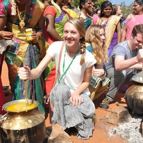 'கும்மி டான்ஸ் பிடிச்சிருக்கு!' வெளிநாட்டு மாணவிகளின் பொங்கலோ பொங்கல்
