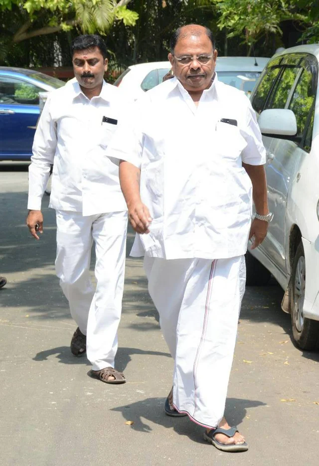 அமைச்சர்களுக்கு எதிராக பகீர் புகாரைக் கிளப்பும் சசிகலா அணி எம்எல்ஏ!