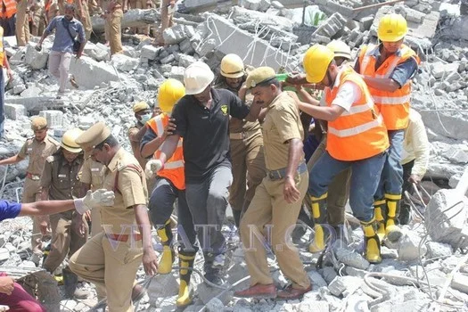 கட்டட விபத்தில் மேலும் 4 பேர் உயிருடன் மீட்பு: பலி எண்ணிக்கை 32 ஆனது!