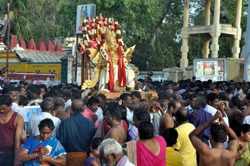 ஆடி அமாவாசை: ராமேஸ்வரத்தில் புனித நீராட குவிந்த பக்தர்கள்!