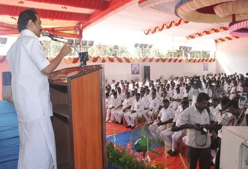 ஒரே நேரத்தில் கூட்டத்துக்கு சென்ற ஸ்டாலின், கோவிலுக்கு சென்ற துர்க்கா