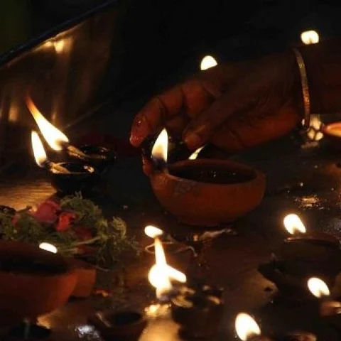 கோயில் வளாகத்தில் விளக்கேற்றத் தடை..! ரியாக்ஷன் என்ன?