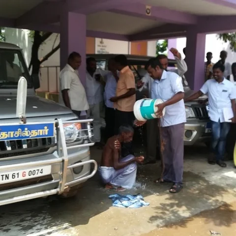 பறிபோன நிலம்... கண்டுகொள்ளாத போலீஸ்... தீக்குளிக்க முயன்ற விவசாயி!