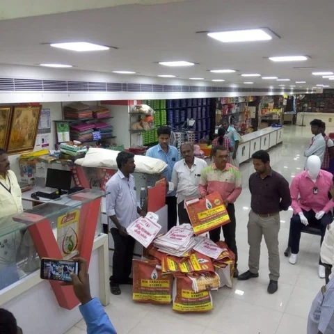 நீங்களே கொடுத்தால் பத்தாயிரம்; நாங்க எடுத்தால் ஒரு லட்சம்! - பிளாஸ்டிக்கிற்கு அதிகாரிகள் அதிரடி