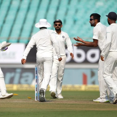 தெறிக்கவிடும் இந்திய பௌலர்கள் - 6 விக்கெட்டுகளை இழந்த வெஸ்ட் இண்டீஸ் அணி! #INDVsWI