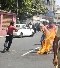 மன்மோகன், ராஜபக்சே கொடும்பாவி எரி்த்து போராட்டம் (படங்கள்)