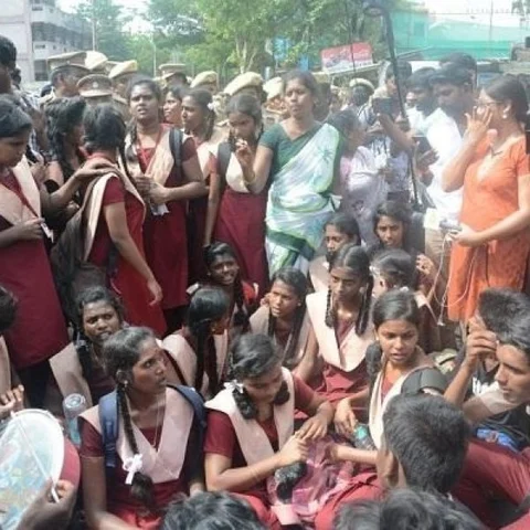 கழுத்தை நெரிக்கும் நீட்! - என்ன சொல்கிறார்கள் கல்வியாளர்கள் ?