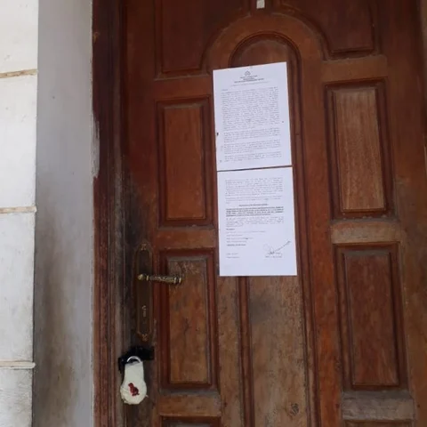 `சீட்டுக்காக டெல்லியில் முகாம்' - காங்கிரஸ் பிரமுகர் வீட்டை சீல் வைத்த வங்கி அதிகாரிகள்!