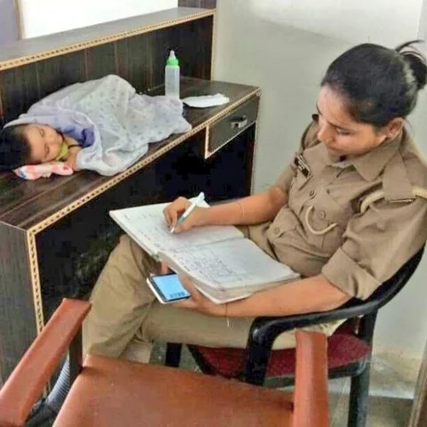 `தாய்ப்பாசம்;கடமையுணர்வு’ - பெண்காவலரின் வியக்கவைக்கும் புகைப்படம்!
