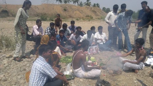 காவிரி கரையில் ராஜபக்சே, சோனியா, சுப்பிரமணிய சுவாமிக்கு திதி! (படங்கள்)