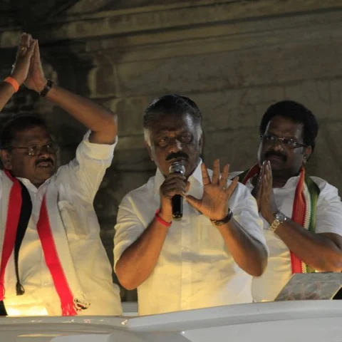 `அடிச்சுக் கேட்டாலும் பணம் தந்ததை சொல்லக் கூடாதுனு சொல்லிட்டாங்க!'- ஓ.பி.எஸ் கூட்டத்துக்கு வந்த பெண்கள்