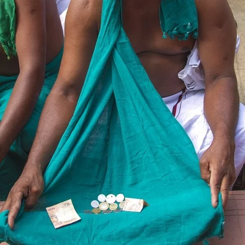 அபராதம் கட்டுவதற்காக பிச்சை எடுத்த விவசாயிகள்! - திருச்சி ஆட்சியர் அலுவலகத்தில் பரபரப்பு