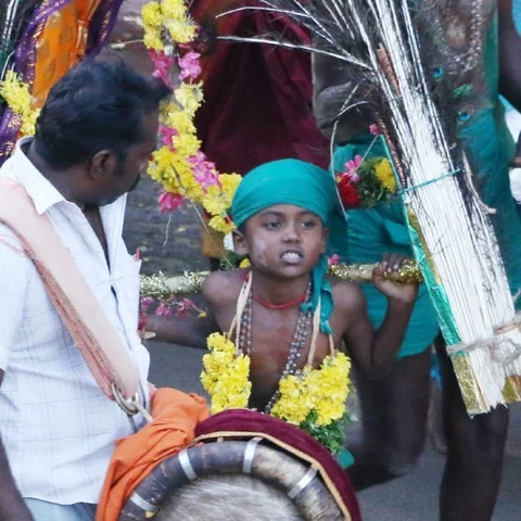 தோளில் `காவடி'... வாயில் `அலகு'... திருச்செந்தூருக்கு படை எடுக்கும் பாதயாத்திரை பக்தர்கள்