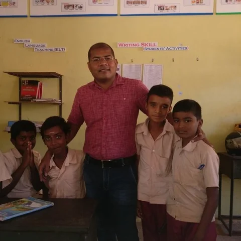 ` எந்த டாபிக் கொடுத்தாலும் ஆங்கிலத்தில் பேசுவார்கள்!' - அசத்தும் சேலம் அரசுப் பள்ளி ஆசிரியர்