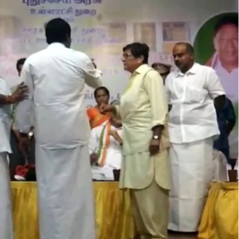 ``பேச்சை நிறுத்துங்கள்”- கிரண்பேடியின் துண்டுச்சீட்டைப் பார்த்து மேடையில் கொந்தளித்த அ.தி.மு.க எம்எல்ஏ